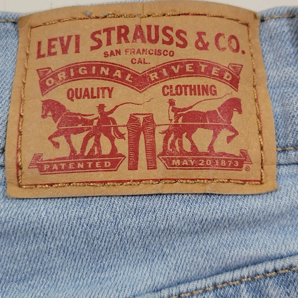 Levi's Women's Mid Length Shorts Cuffed Hem Size 32 Light‎ Wash Blue